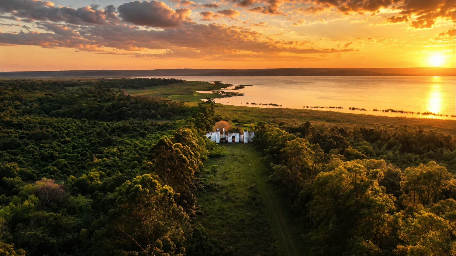 Amanecer sobre el lago Ypacaraí desde Jardín del Sol