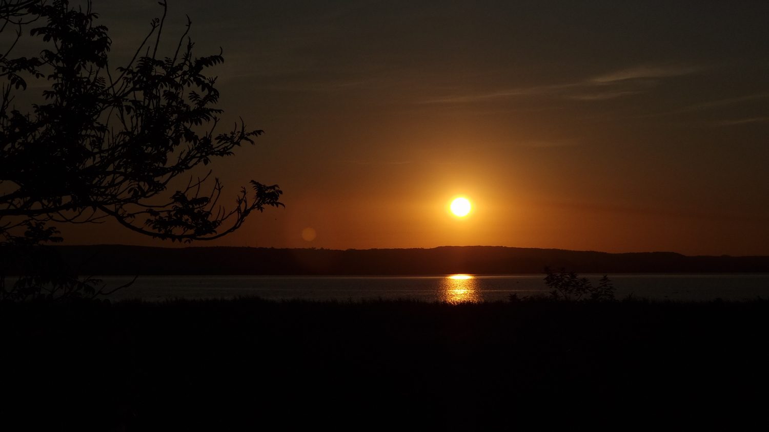 El sol sobre el lago