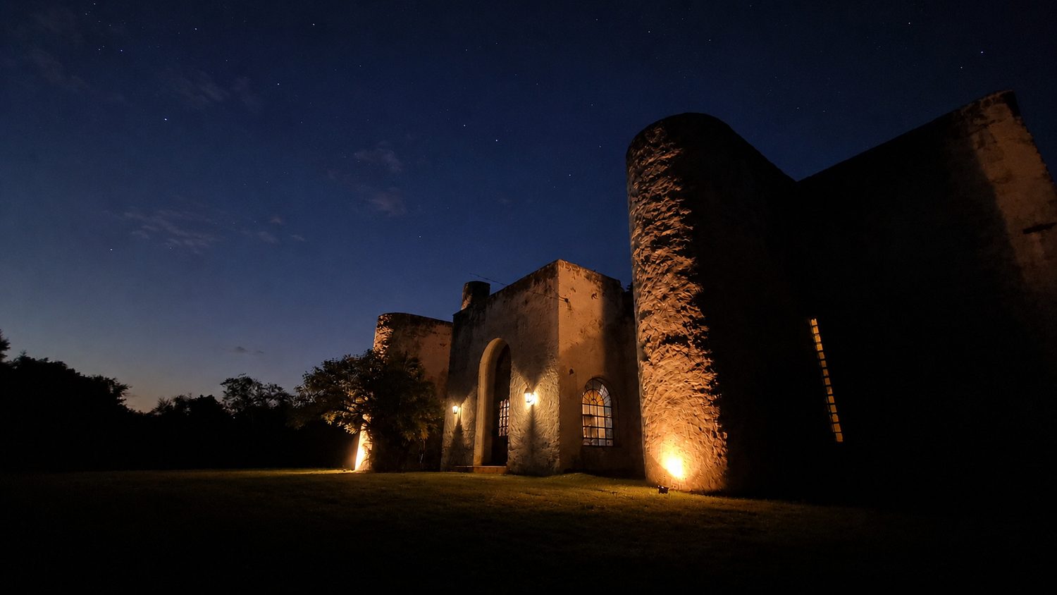 La casona de noche