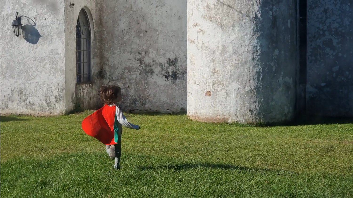 Corriendo junto a la casona