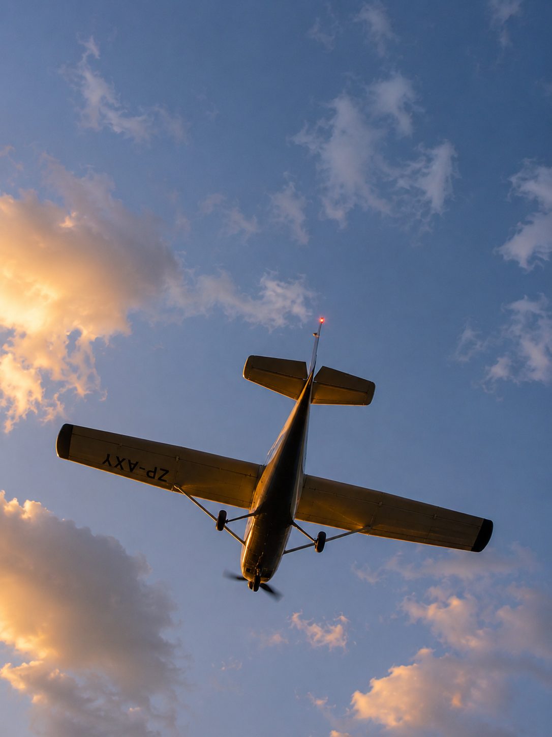 Avión sobre el lago
